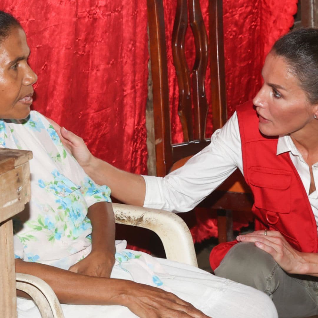 Las preguntas de la Reina a los vecinos de una barriada en Colombia demostrando su marcada vena periodística