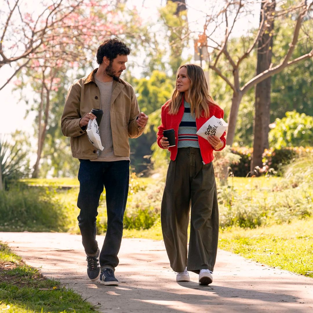 Adam Brody y Kristen Belle en 'Nadie quiere esto'