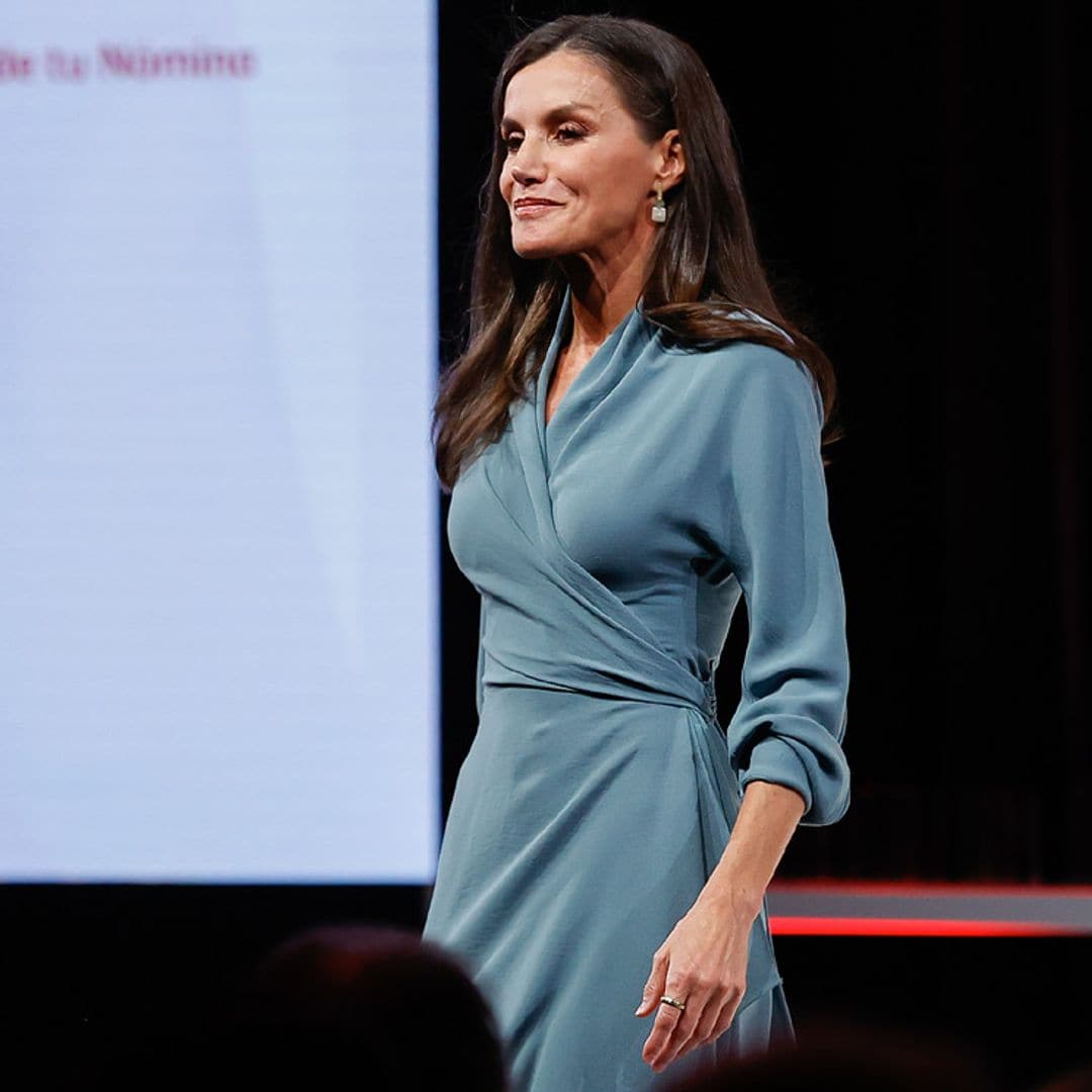 La reina Letizia, la invitada perfecta con su 'vestido homenaje' de color azul y cruzado