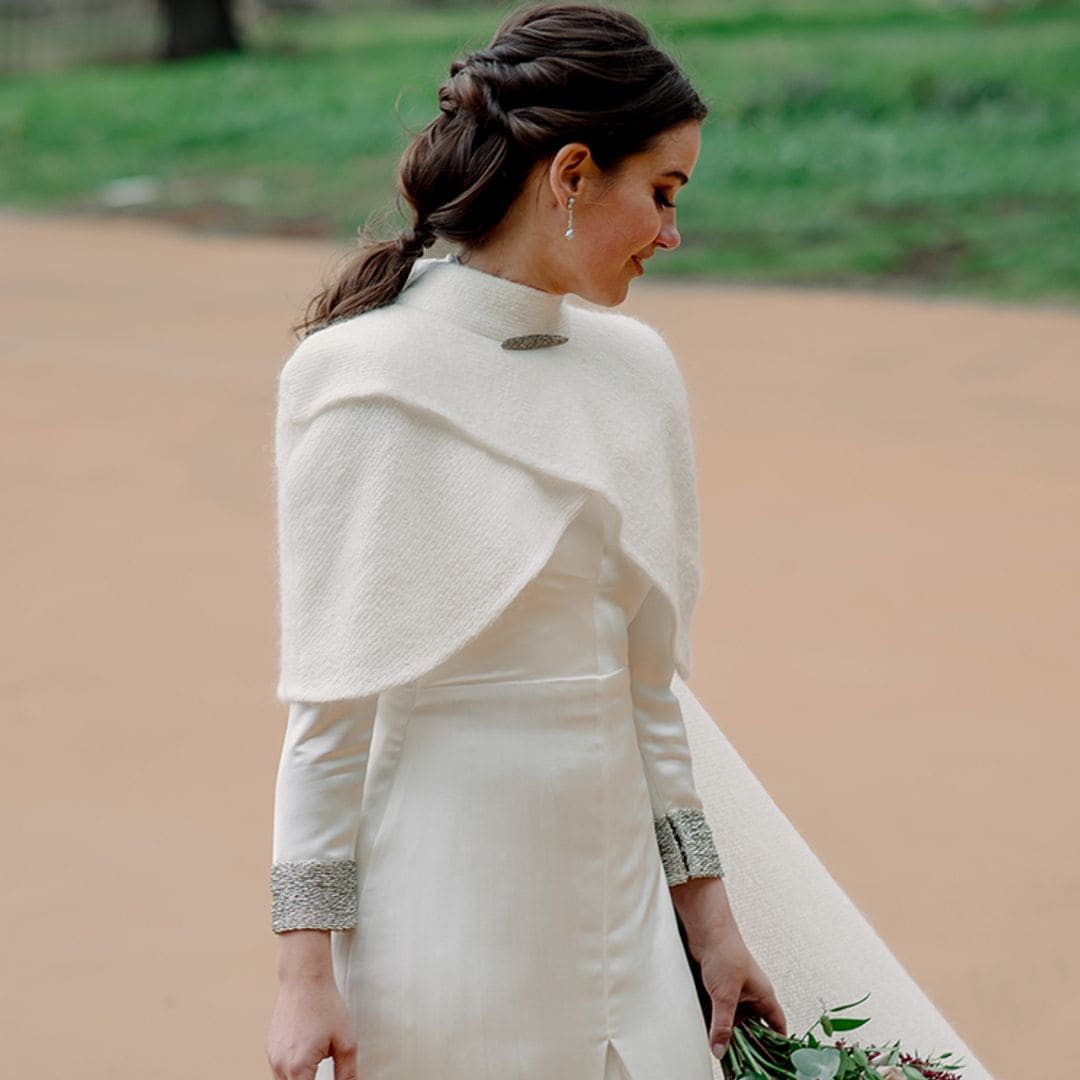 La boda (con lluvia) de Inés, la novia del vestido con capa desmontable que se casó en Madrid