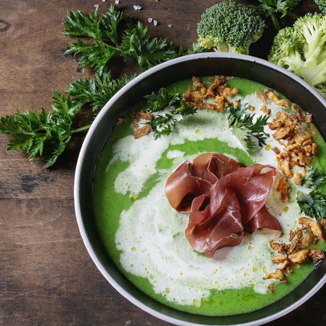 Crema de brócoli con cebolla frita y bresaola