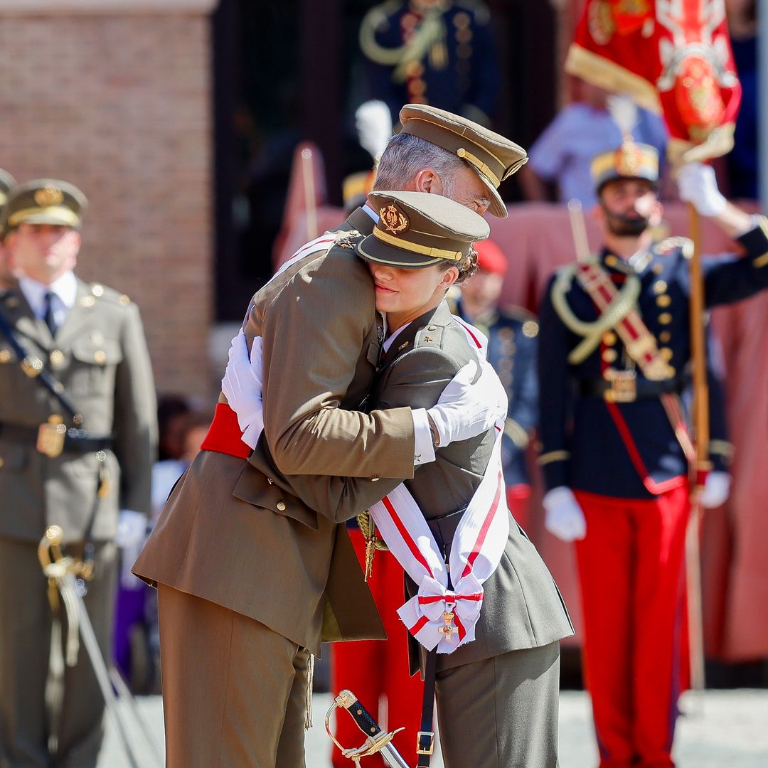 El emocionado abrazo del rey Felipe a la princesa Leonor al nombrarla alférez cadete