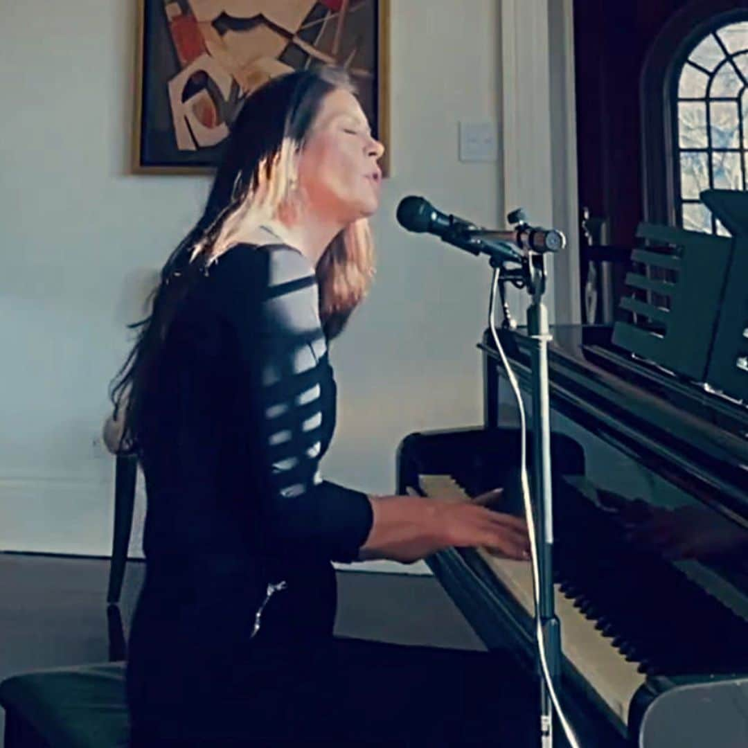 Catherine Zeta-Jones impresiona con su talento cantando y tocando el piano