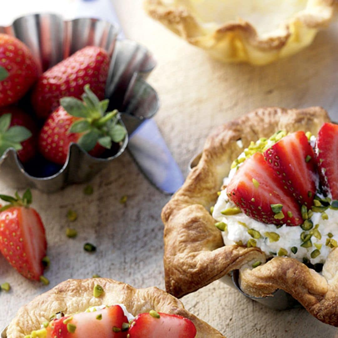 Conchas de fresas y mousse de nata helada