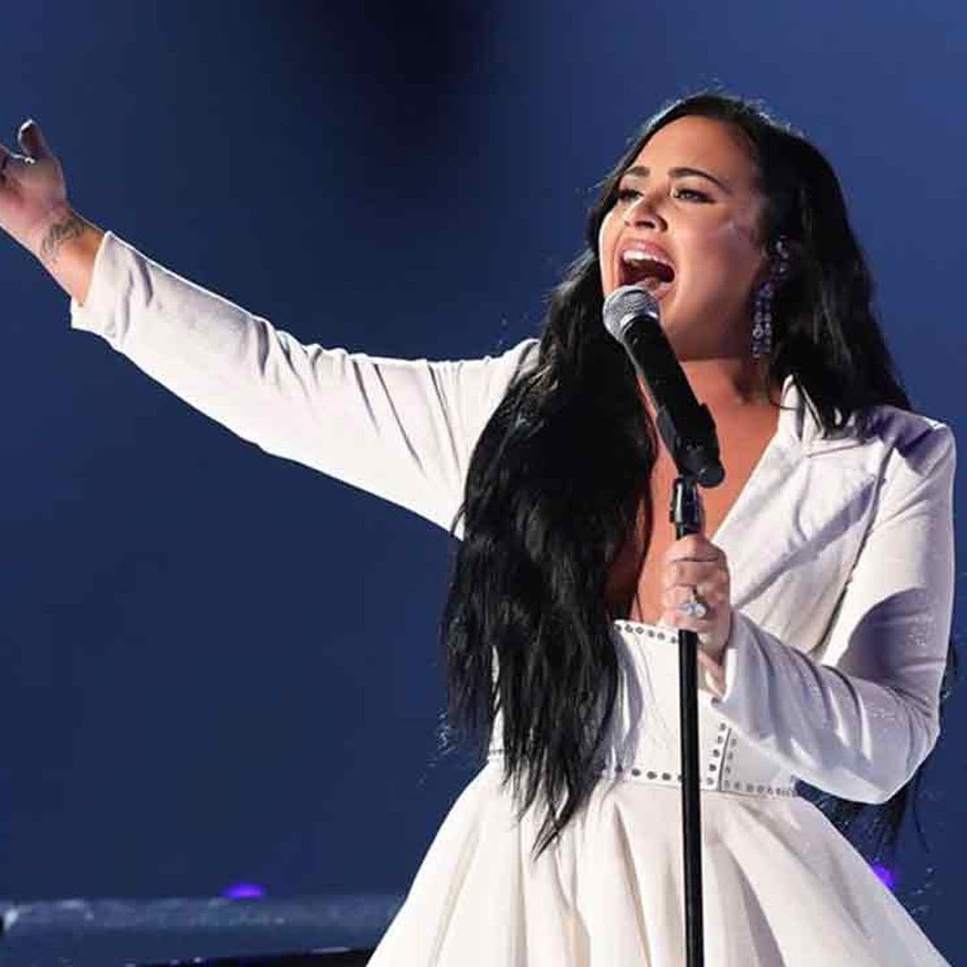 Demi Lovato regresa a los escenarios cantando el tema que compuso antes de su grave problema de salud