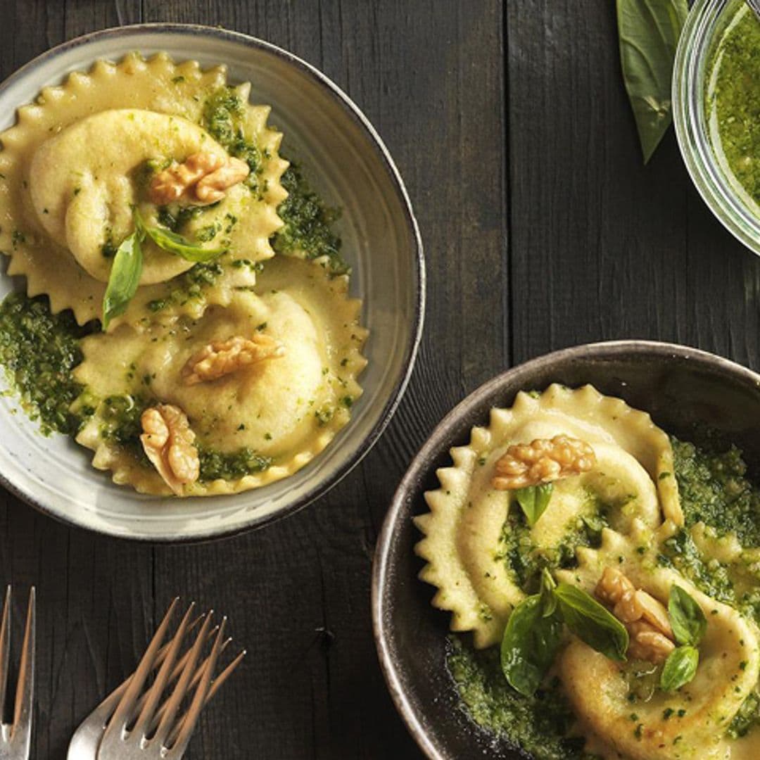 Raviolis de mozzarella, albahaca y nueces