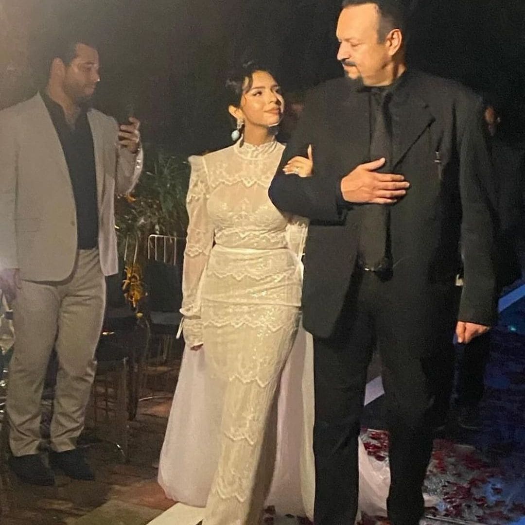 Ángela Aguilar caminó hacia el altar del brazo de su padre, en el día de su boda