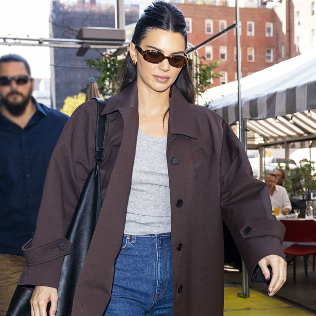 La gabardina marrón chocolate de Kendall Jenner es el 'trench' ideal para veinteañeras