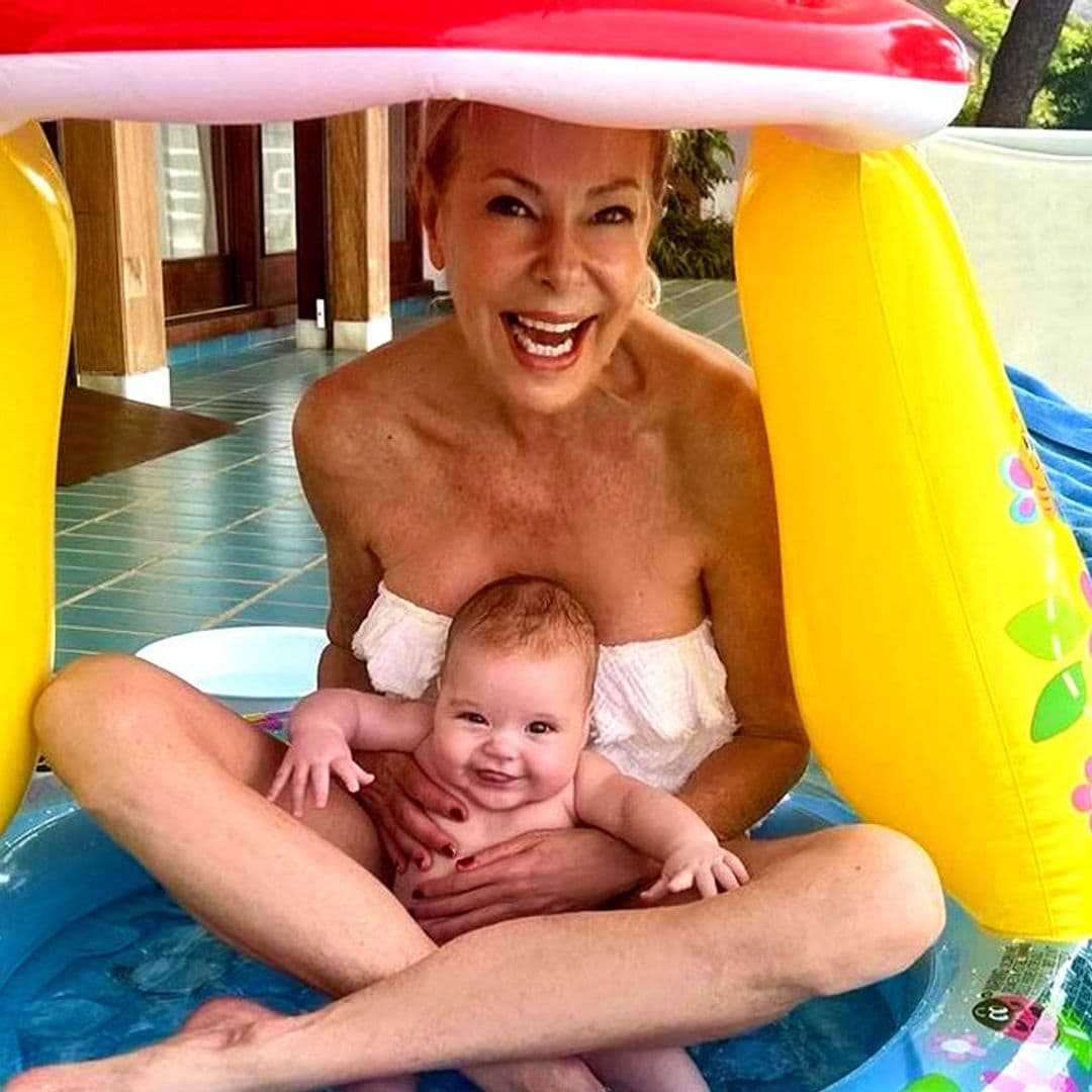 Ana Obregón celebra el quinto cumplemés de la pequeña Anita con un divertido baño en su minipiscina