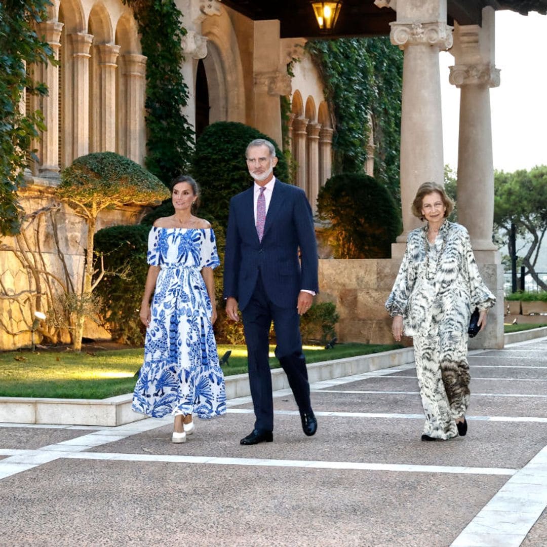 Los Reyes, junto a doña Sofía, reciben a la sociedad balear en el Palacio de Marivent