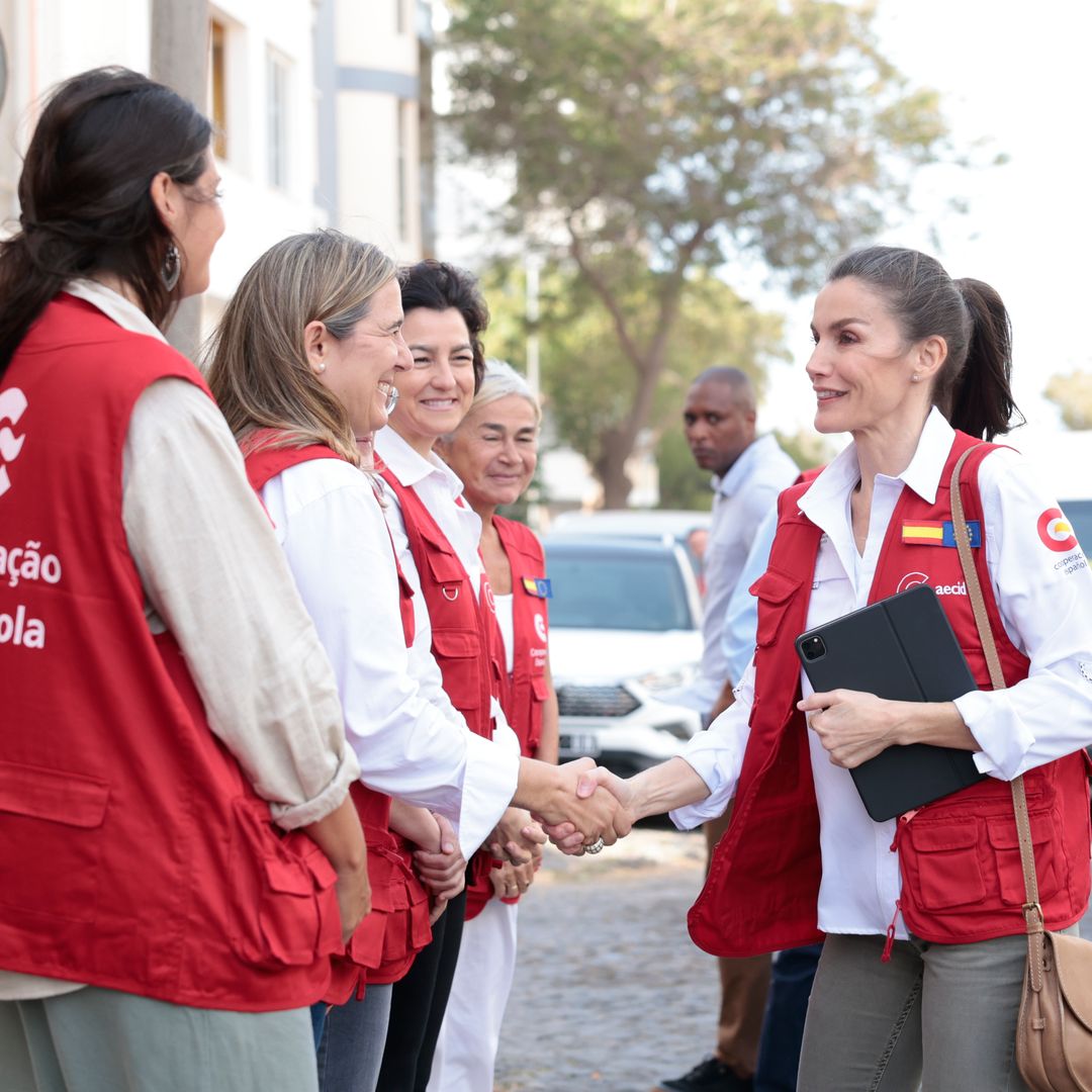 La Reina arranca agenda en Cabo Verde conociendo a los cooperantes españoles