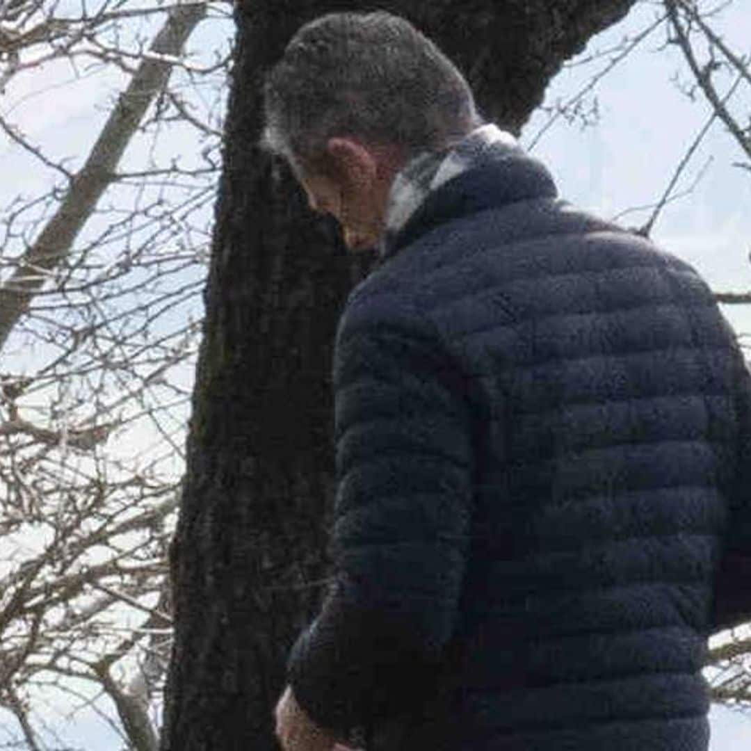 La fotografía más buscada de Iñaki Urdangarin: solo, cabizbajo y reflexivo paseando por un parque