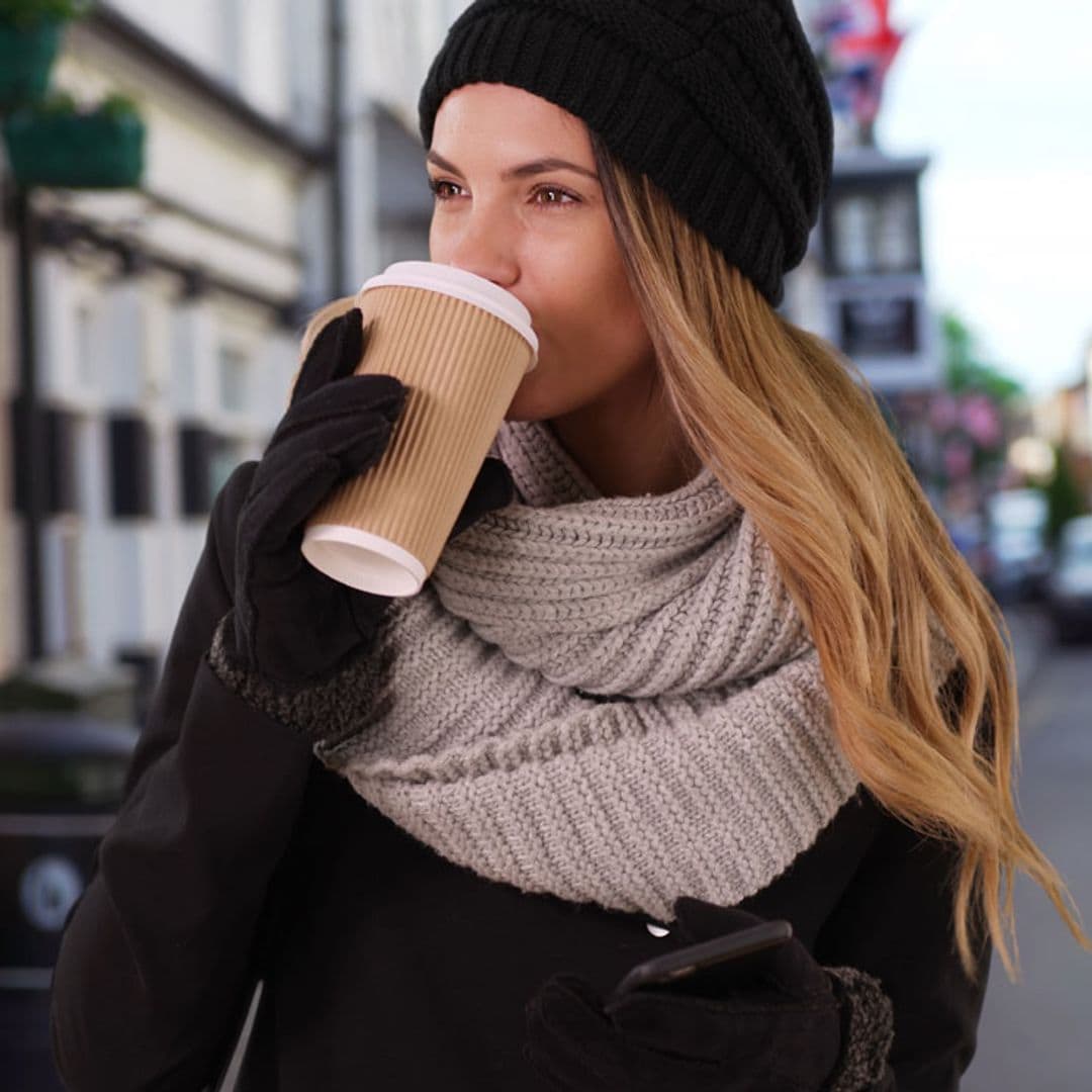 chica en la calle cafe