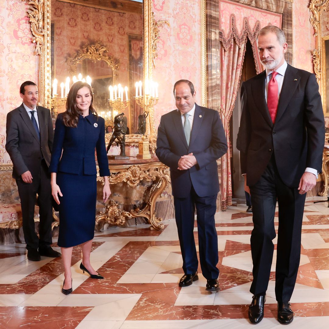 La reina Letizia viste un traje de tweed navy y su broche de perlas