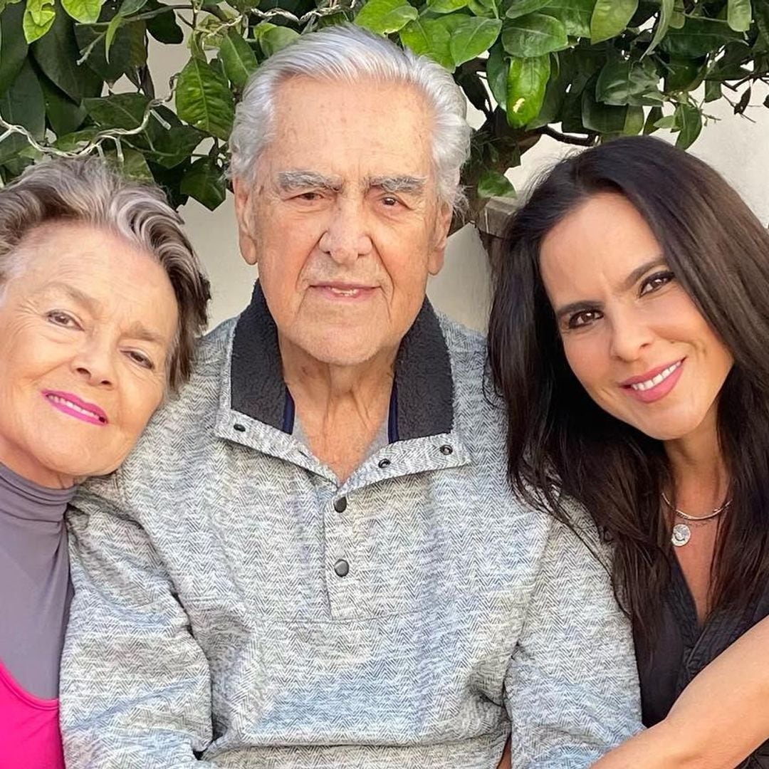 Papá de Kate del Castillo le sugiere adoptar para convertirlo en abuelo