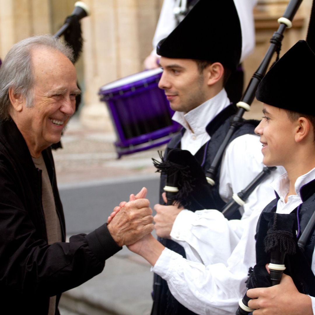 El cariñoso recibimiento a Joan Manuel Serrat en Oviedo, al son de los gaiteros