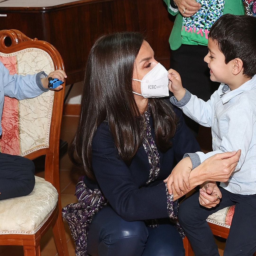 La Reina, al piano, muestra su imagen más cariñosa con unos niños: '¿Sabes tocarlo?'