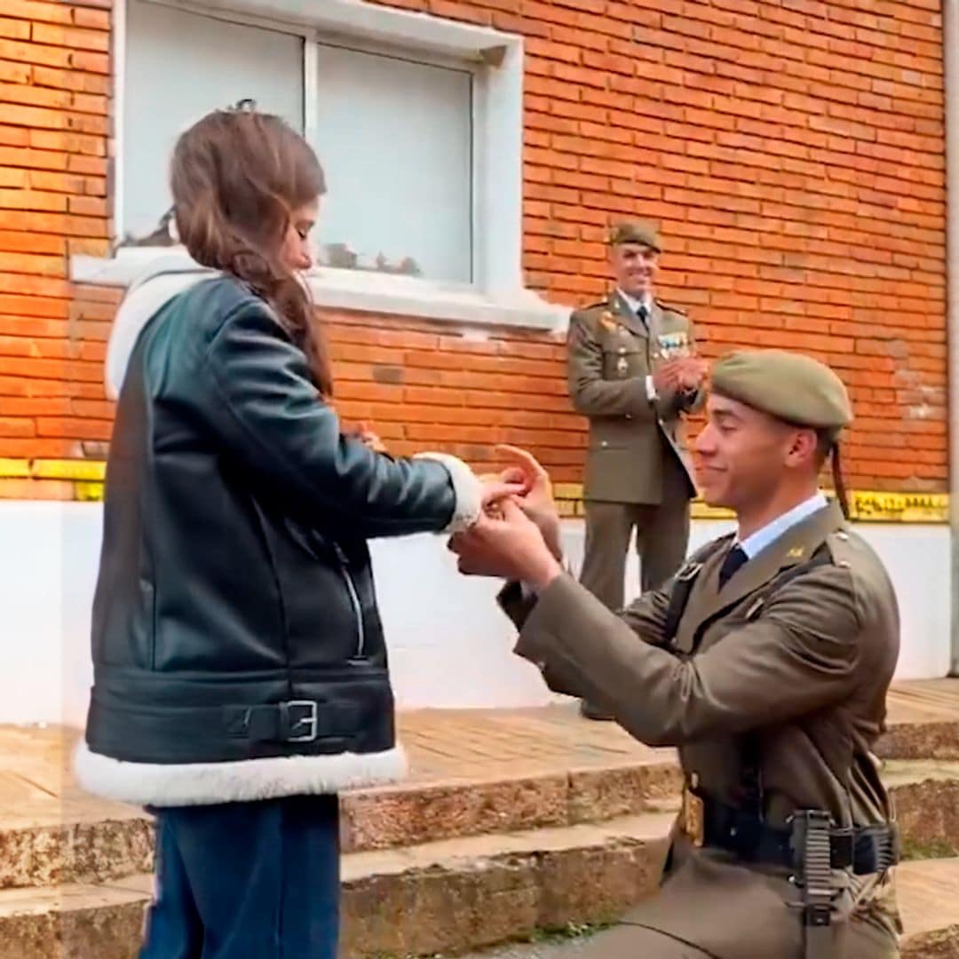 El vídeo viral de un joven soldado pidiendo la mano de su novia en plena jura de bandera