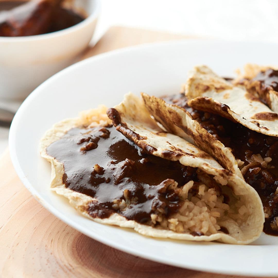 Tacos de pollo con arroz y mole