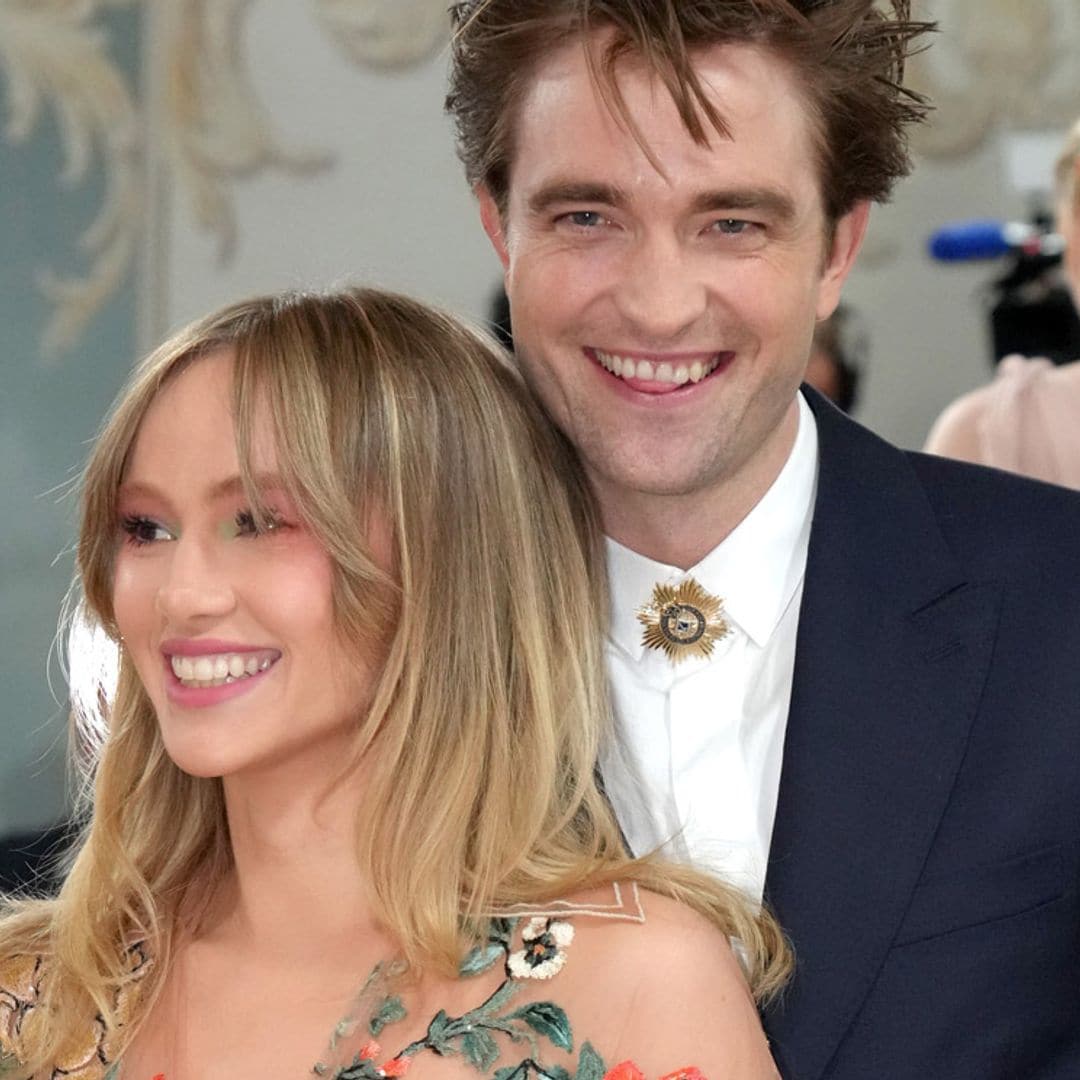 Robert Pattinson y Suki Waterhouse anuncian que van a ser padres de una forma muy original