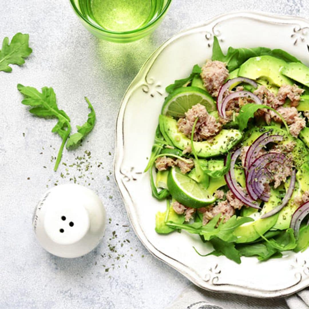 Ensalada de aguacate con atún y lima