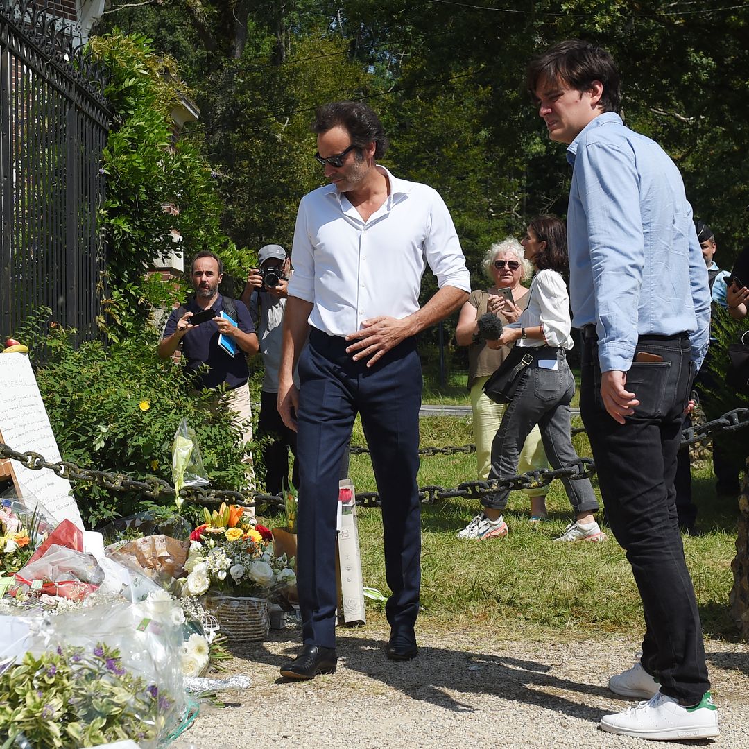 Así ha sido el emotivo funeral de Alain Delon con su familia y personalidades de la cultura francesa