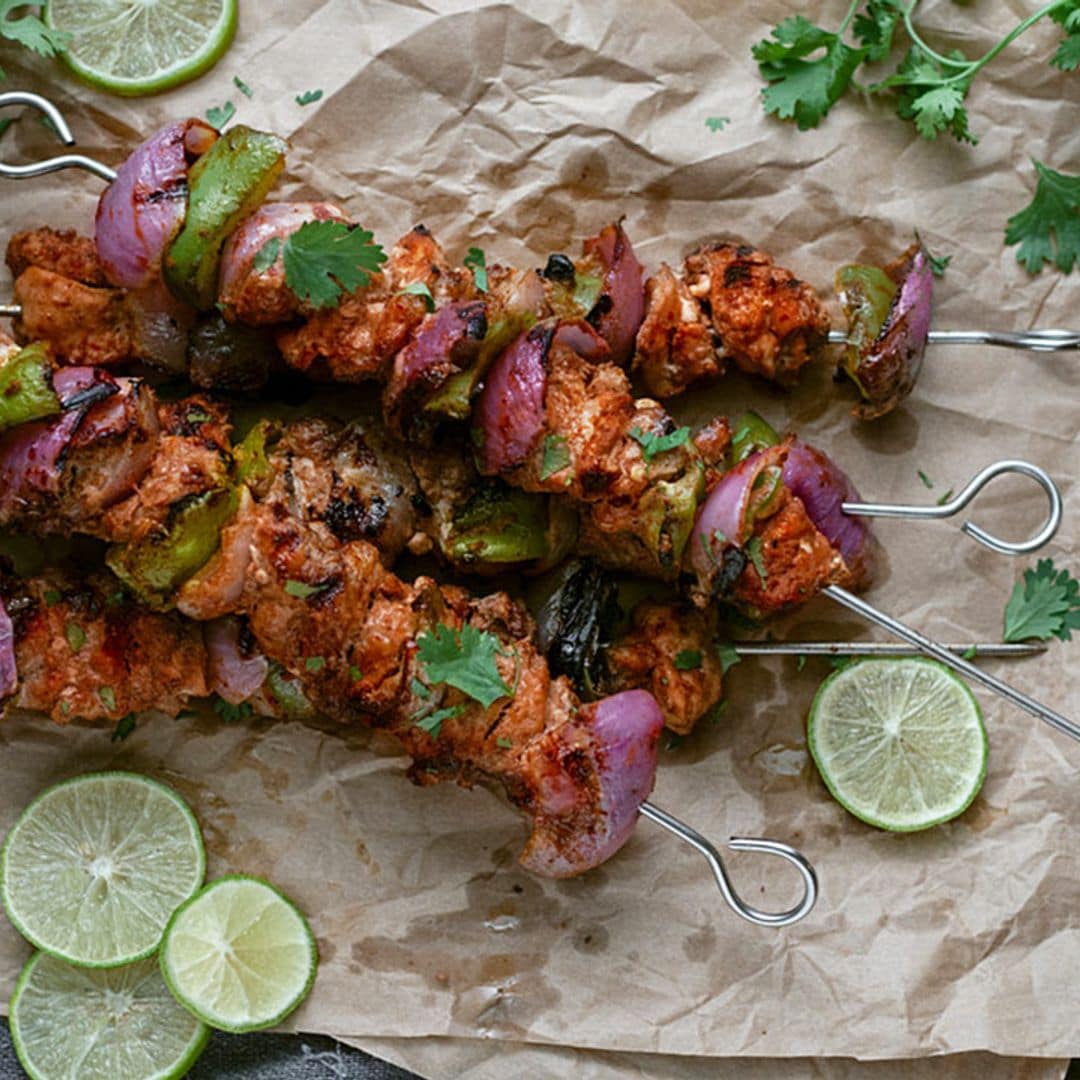 Brochetas de pollo marinado con cebolla morada y pimiento verde