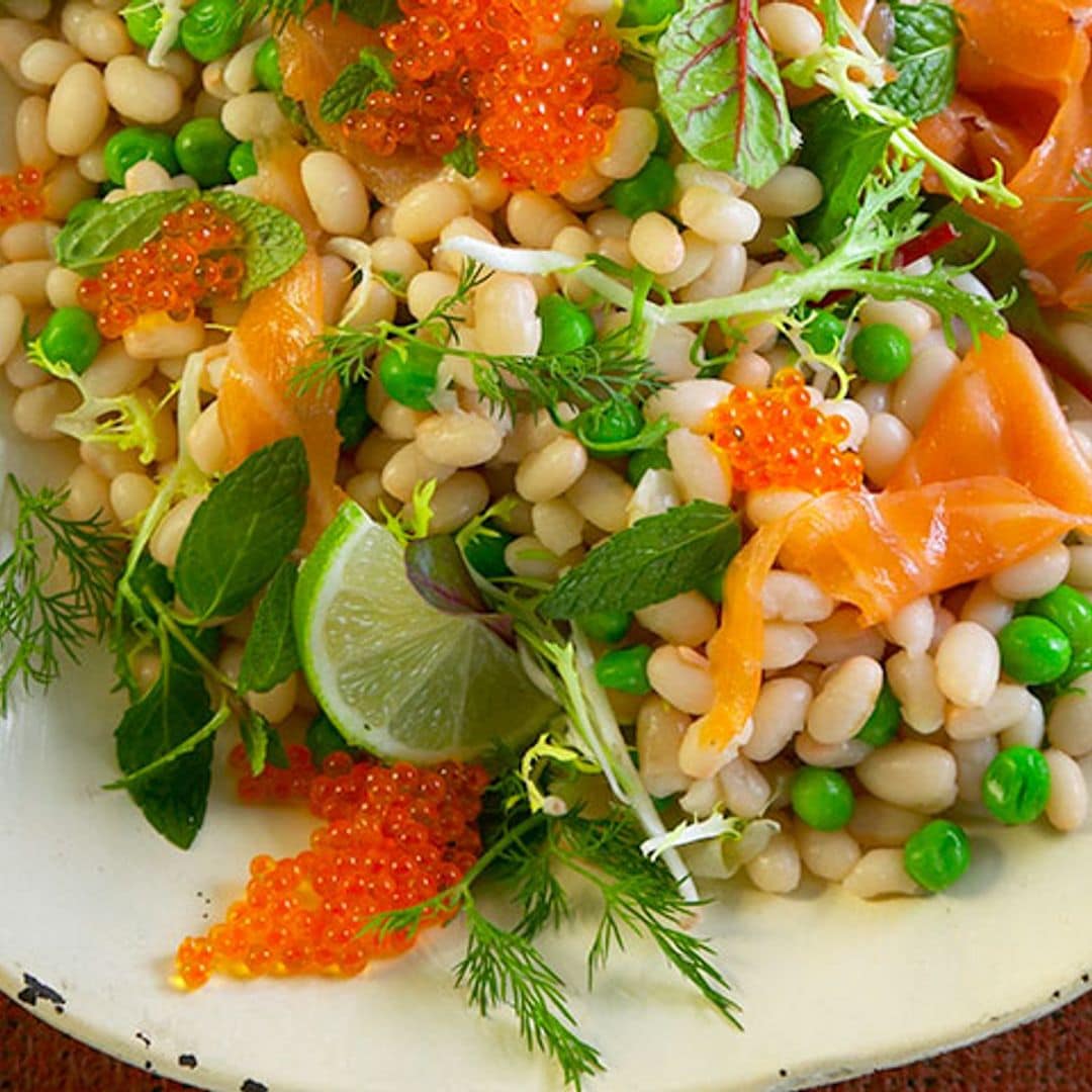 Ensalada de alubias con salmón ahumado y huevas de salmón