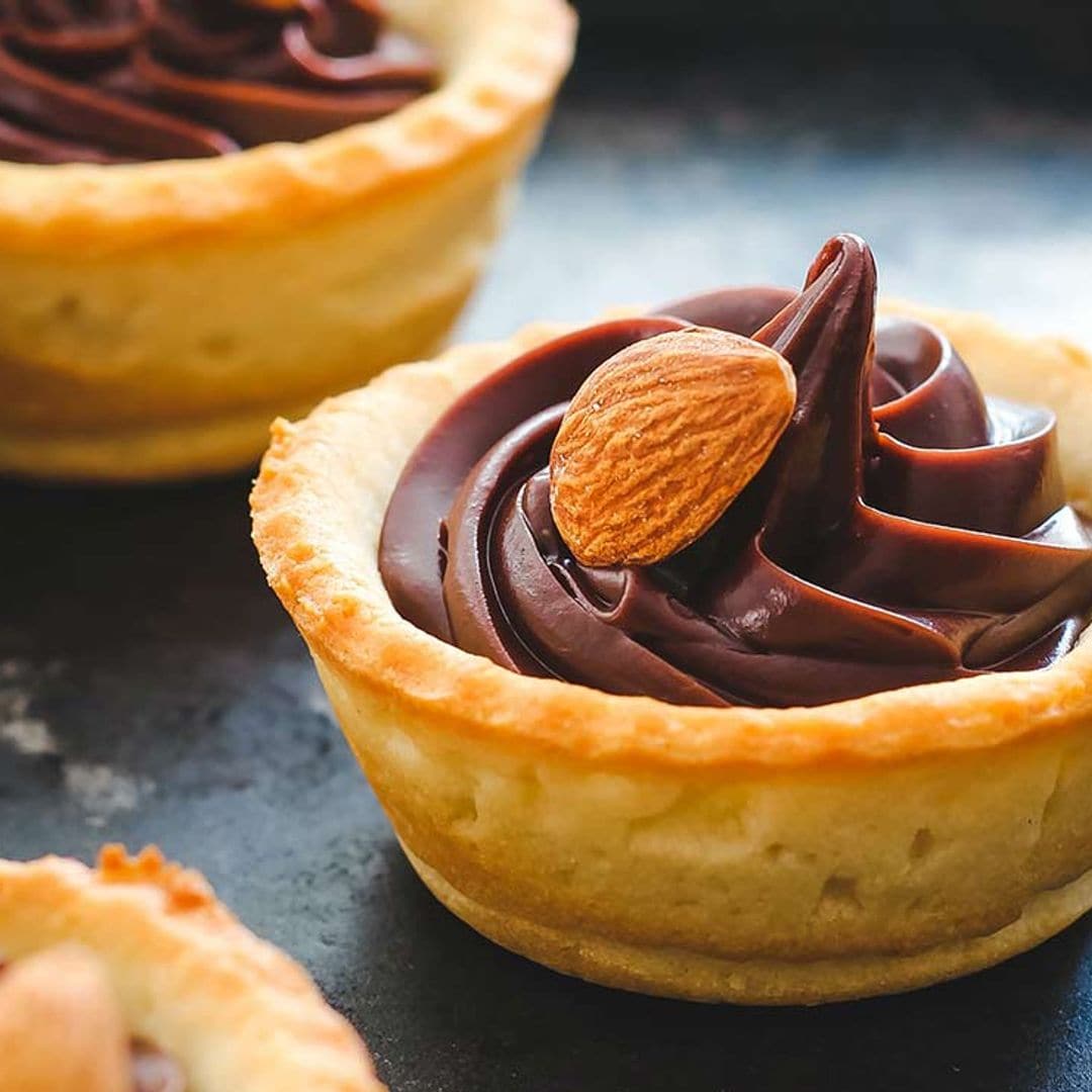 Tartaletas rellenas de 'ganache' de chocolate con almendras