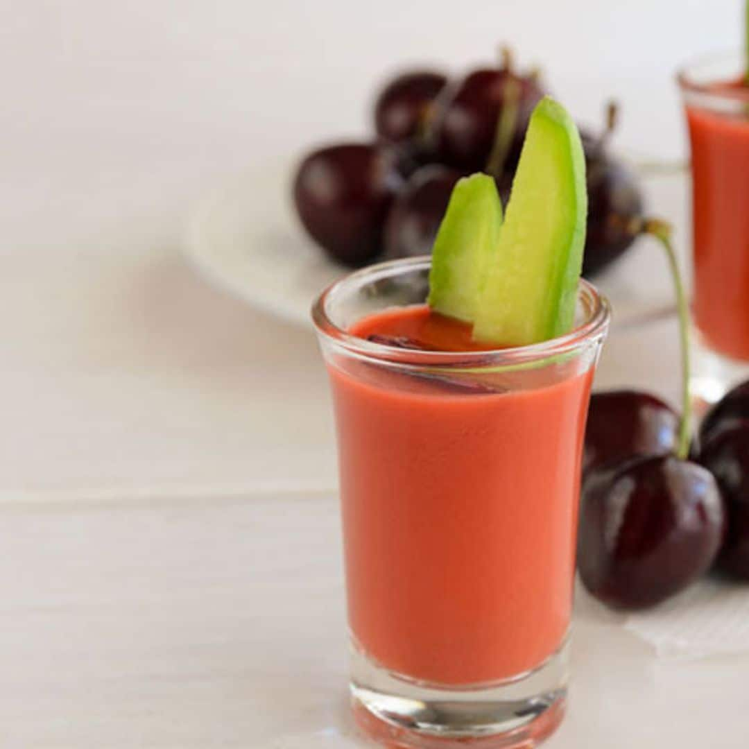 Chupito de salmorejo de cerezas y aguacate