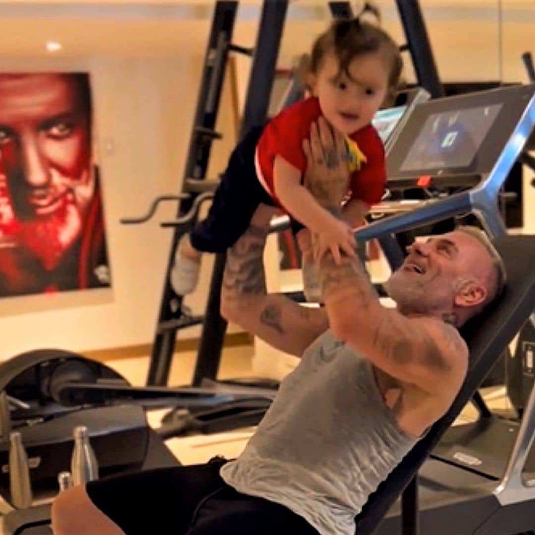 El entrenamiento más divertido de Gianluca Vacchi con unas 'pesas' muy especiales: su hija Blu