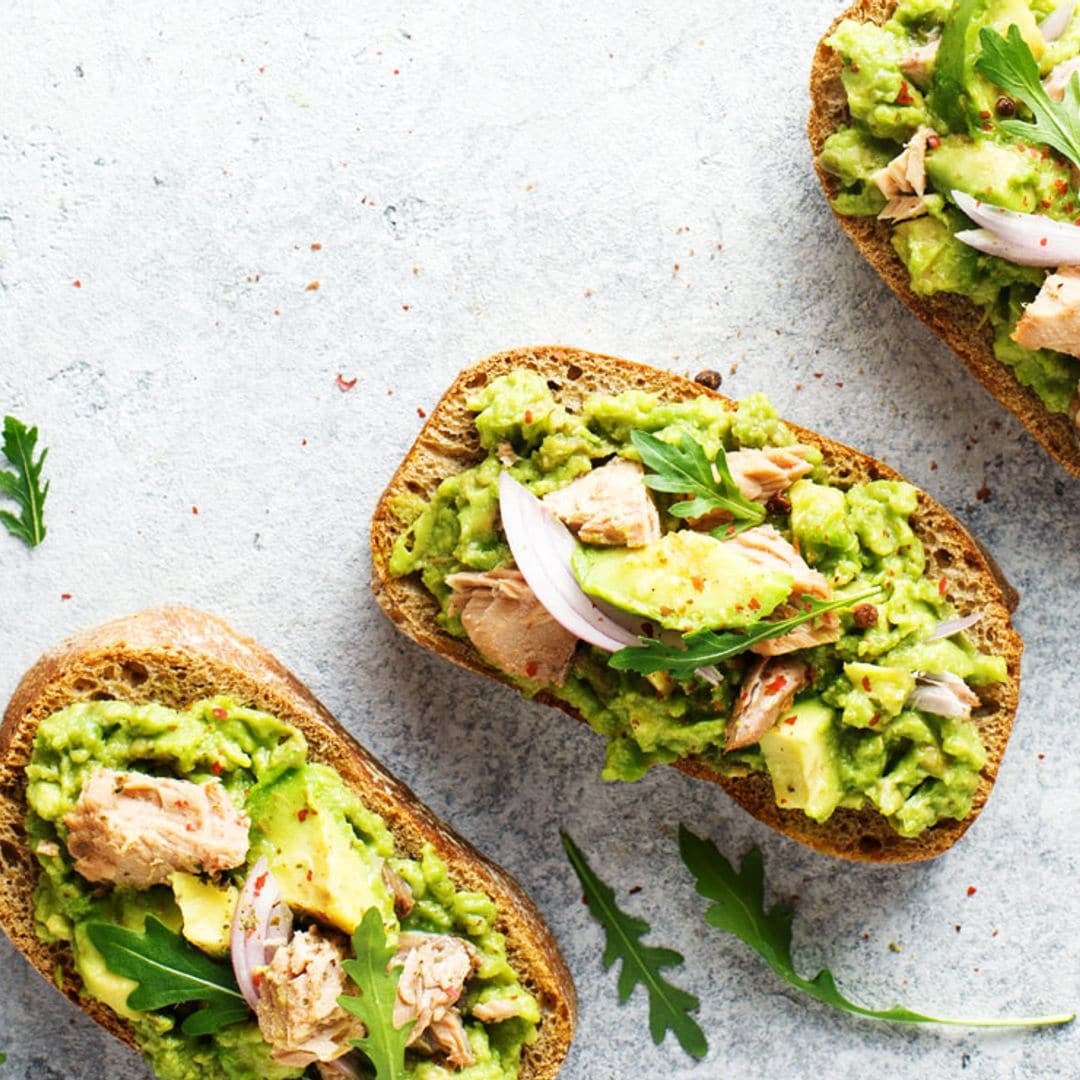 Tostadas de aguacate, atún y rúcula