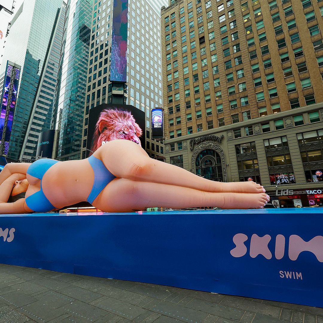 El gigantesco globo de Kim Kardashian en bikini que apareció en Times Square