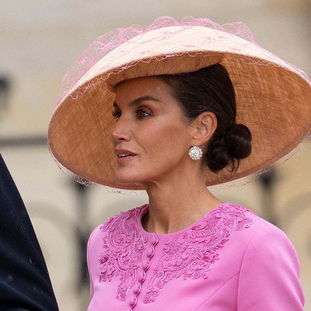 La prensa internacional alaba el elegante look de la reina Letizia en la coronación de Carlos III