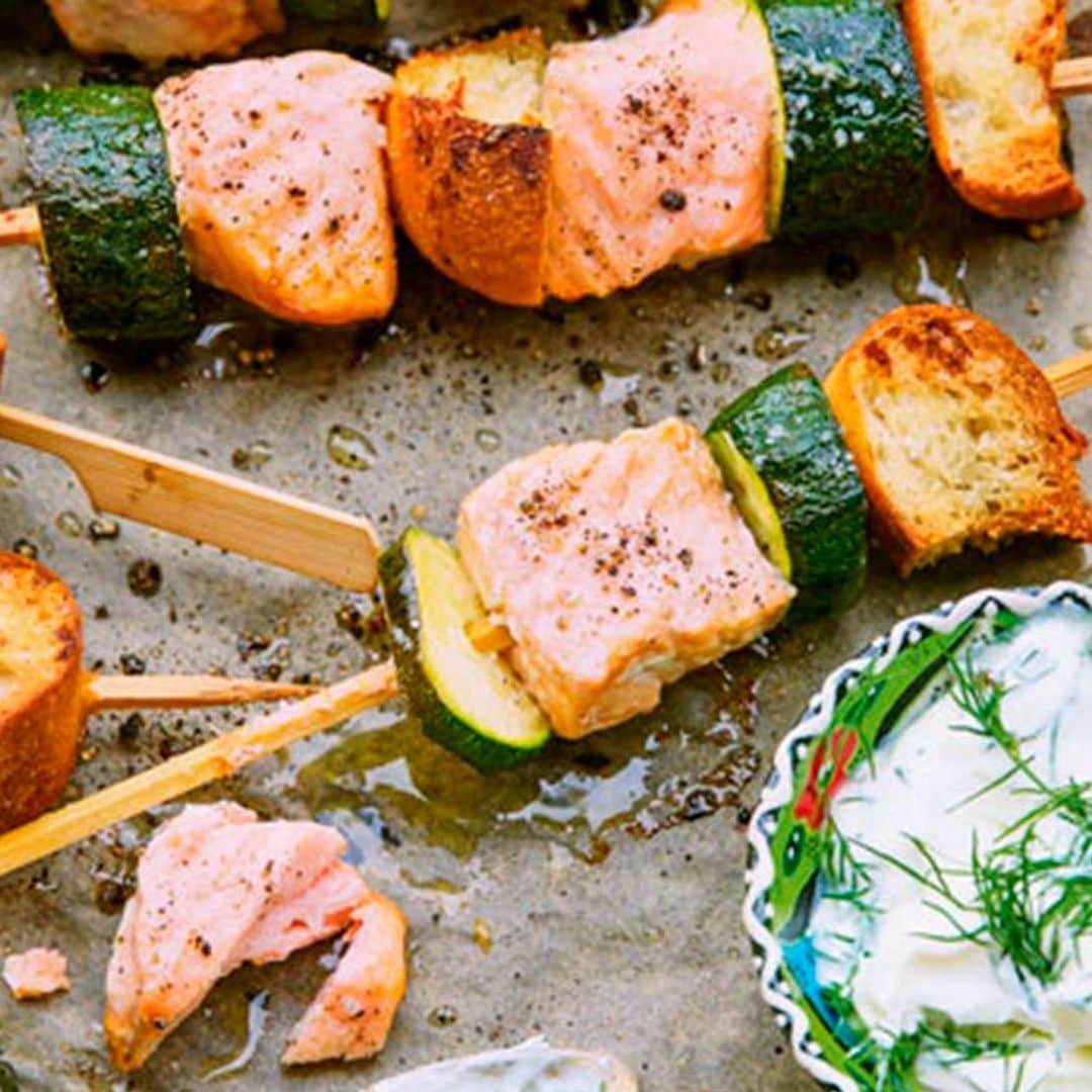 Brochetas de salmón con calabacín y salsa de eneldo