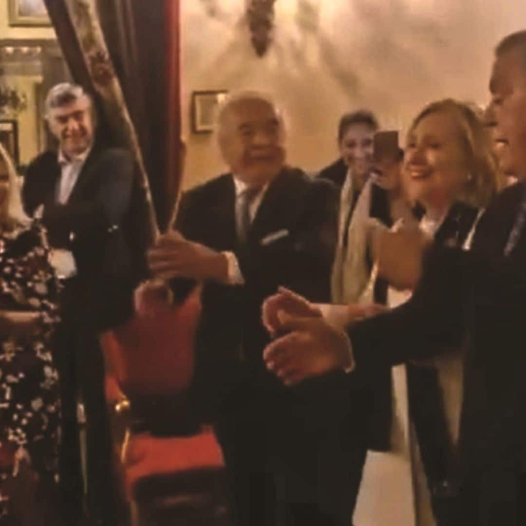 No te pierdas a Hillary Clinton bailando 'La Macarena' y escuchando a Bisbal cantando 'Se nos rompió el amor'