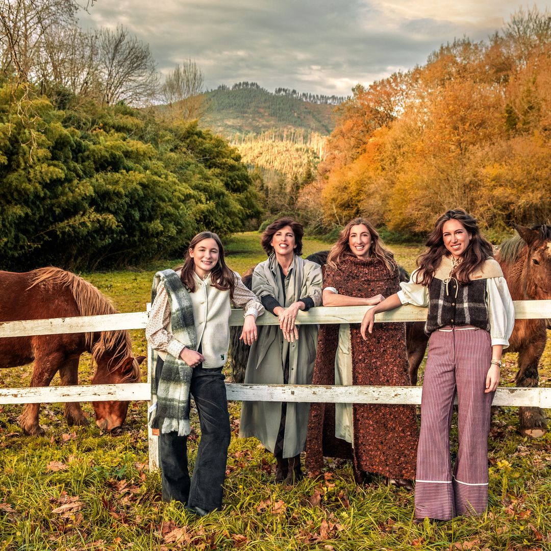 Las hermanas Gaytán de Ayala posan junto a los caballos de la finca, acompañadas de sus hijas, Isabela y Micaela.