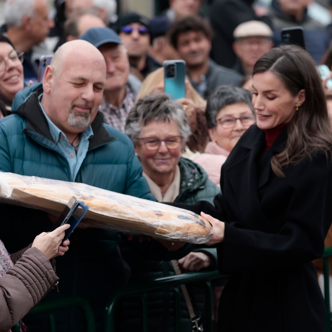 Así ha sido el paso de la reina Letizia por Navarra: una hogaza gigante y el cálido encuentro con un gran amigo