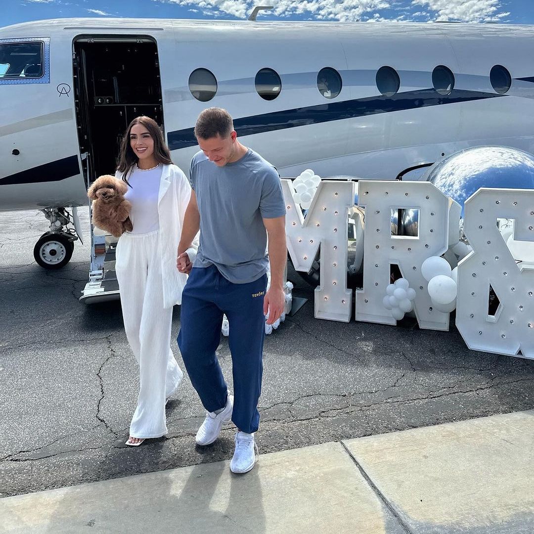 Olivia Culpo y Christian McCaffrey comienzan sus celebraciones preboda en un avión privado