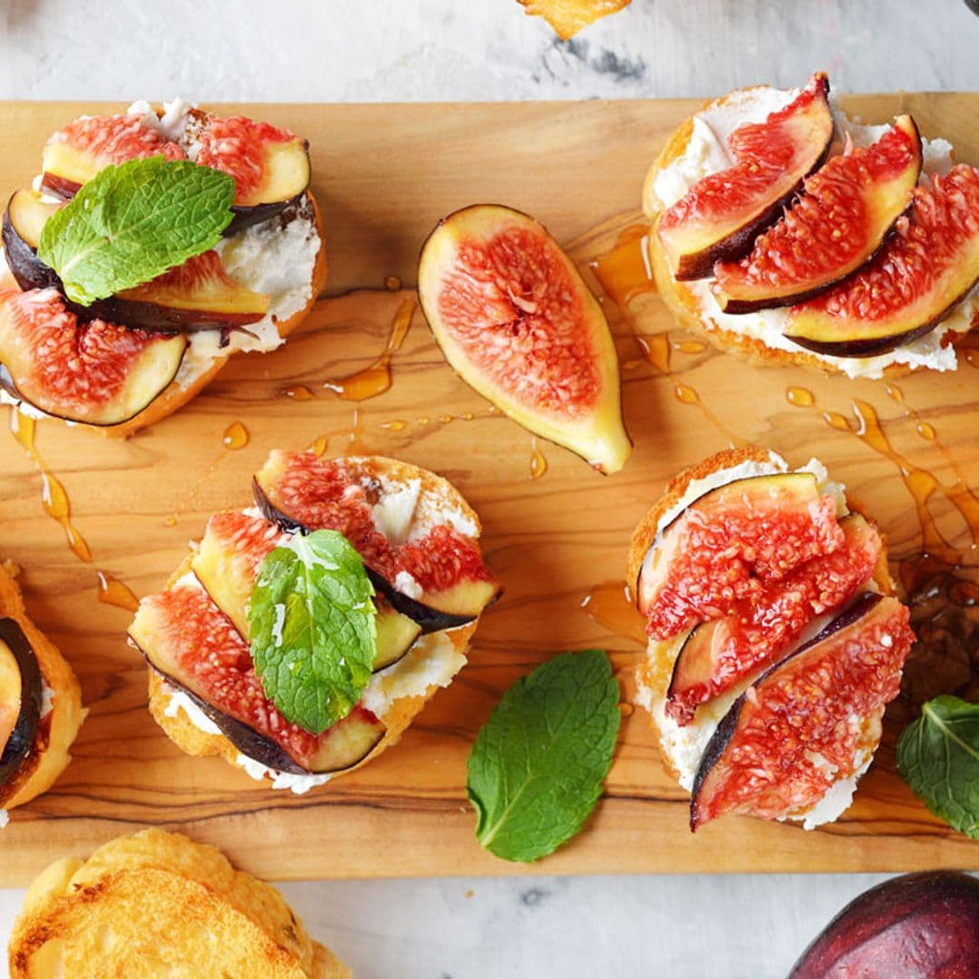 Tostas de requesón, brevas y miel