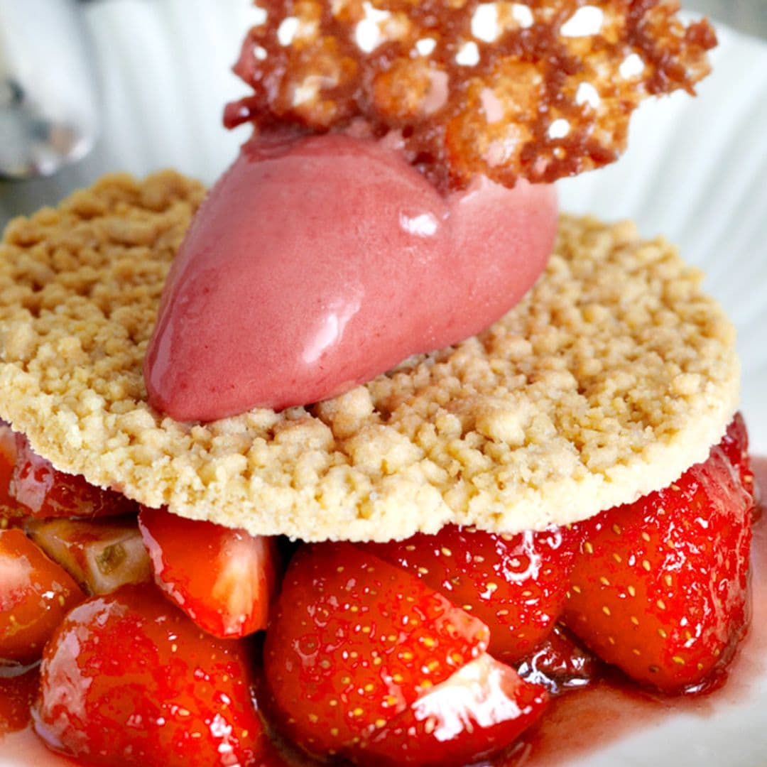 Fresas en almíbar con galleta y helado de frutos rojos