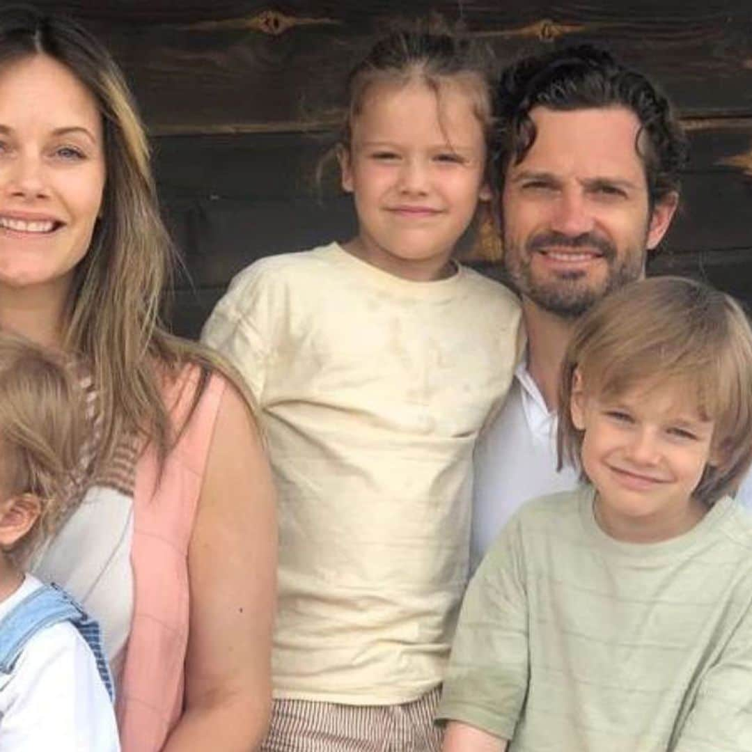 Carlos Felipe, Sofia de Suecia y sus tres hijos celebran el verano con calcomanías y su imagen más relajada