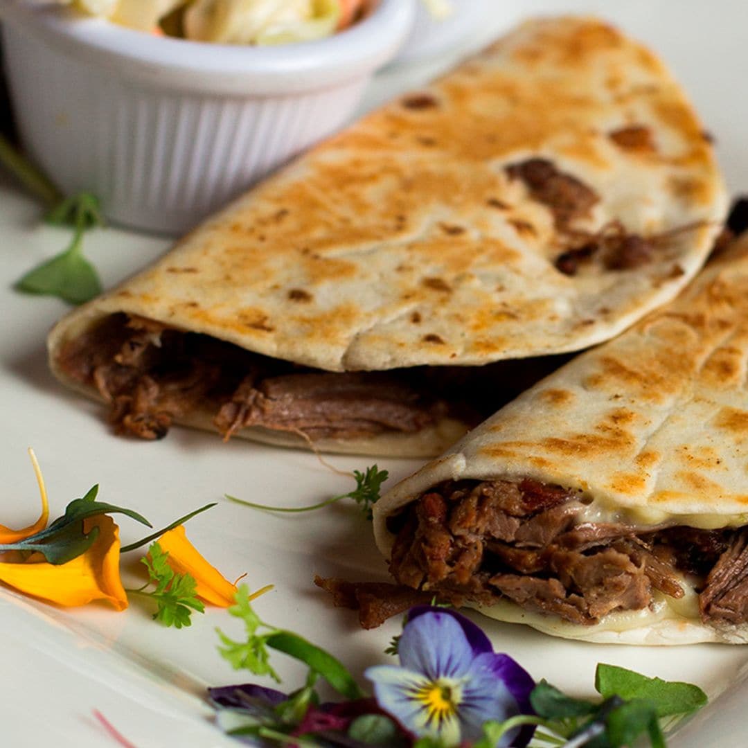 Tacos de 'brisket' con queso y ensalada de col