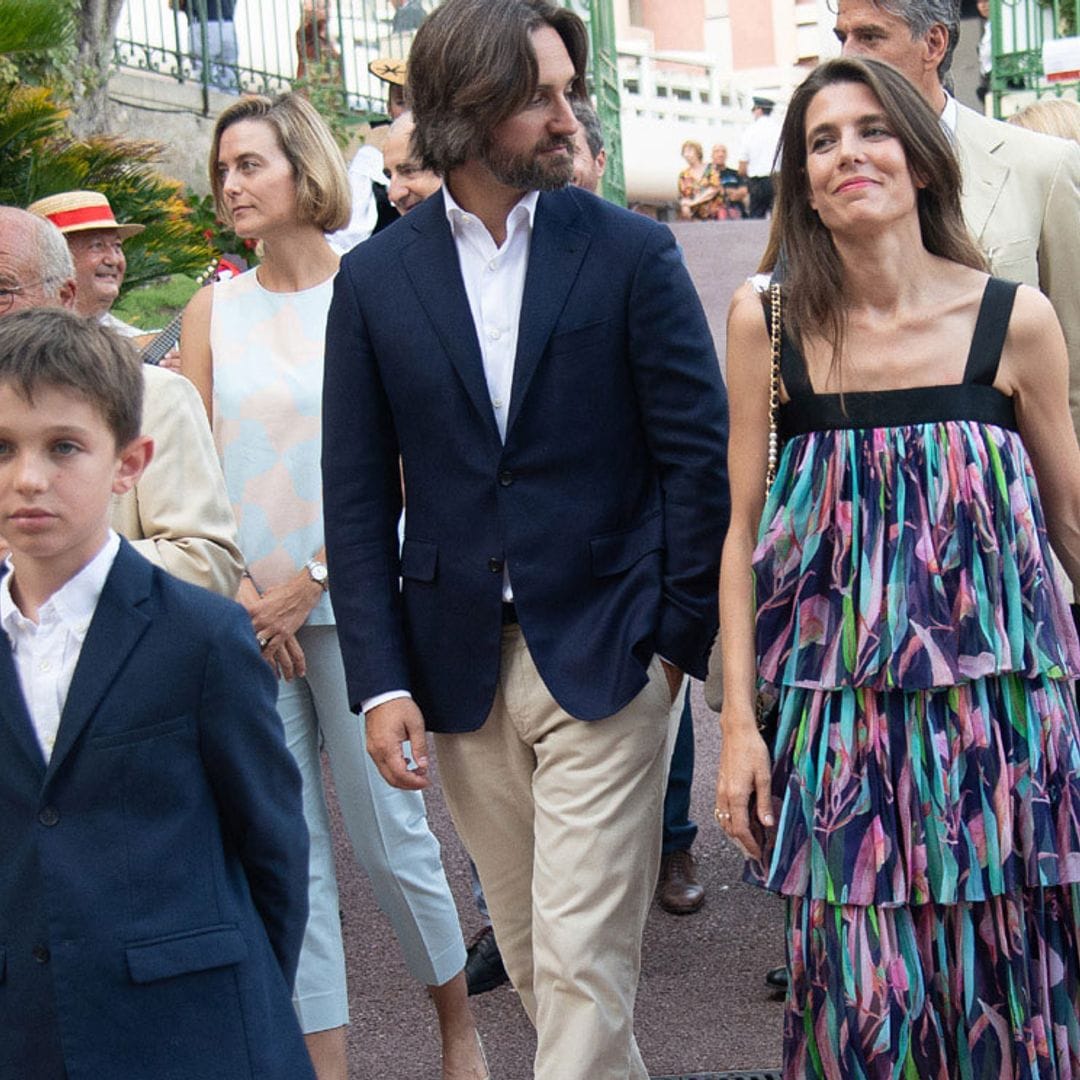 Carlota Casiraghi sorprende en el tradicional pícnic de Mónaco con un lujoso vestido tropical de volantes