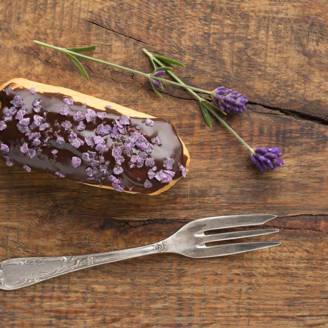 'Éclairs' con glaseado de chocolate y lavanda caramelizada