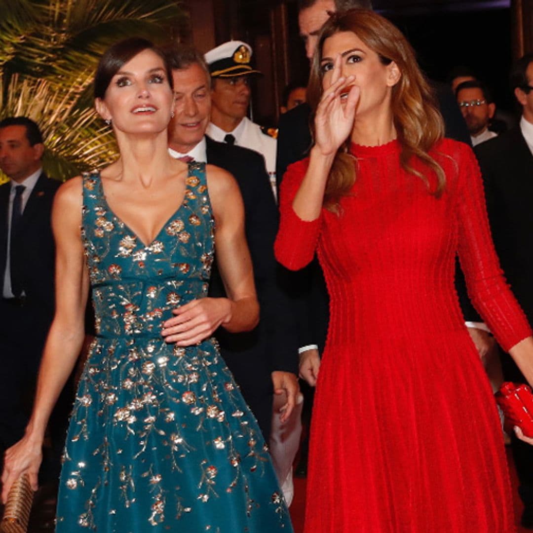 La Reina Letizia deslumbra con un Carolina Herrera en su noche junto a la primera dama de Argentina