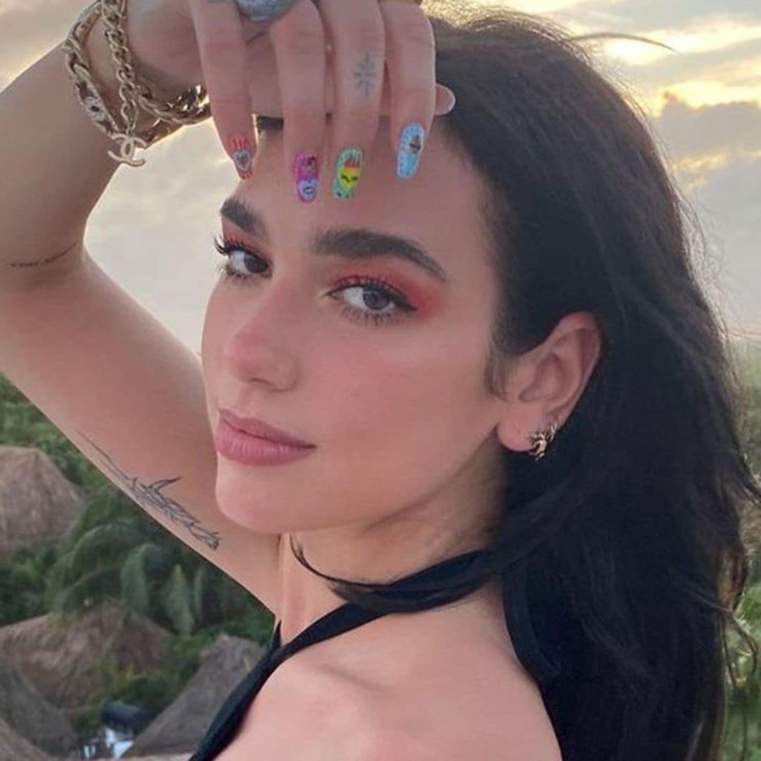 El romántico posado de Dua Lipa y Anwar (con guiño a un vestido de Hailey Baldwin)