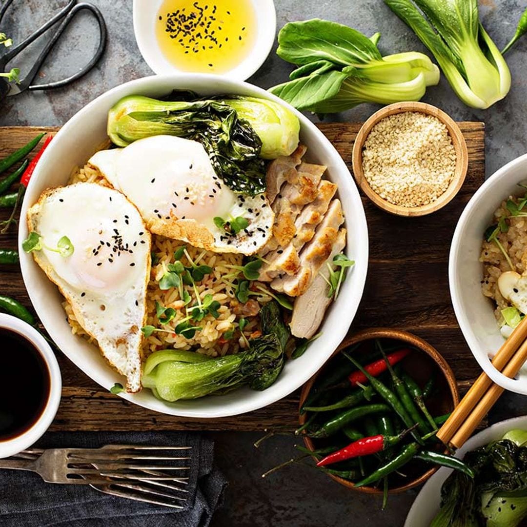 'Poke' con pak choi, arroz, huevo y pollo