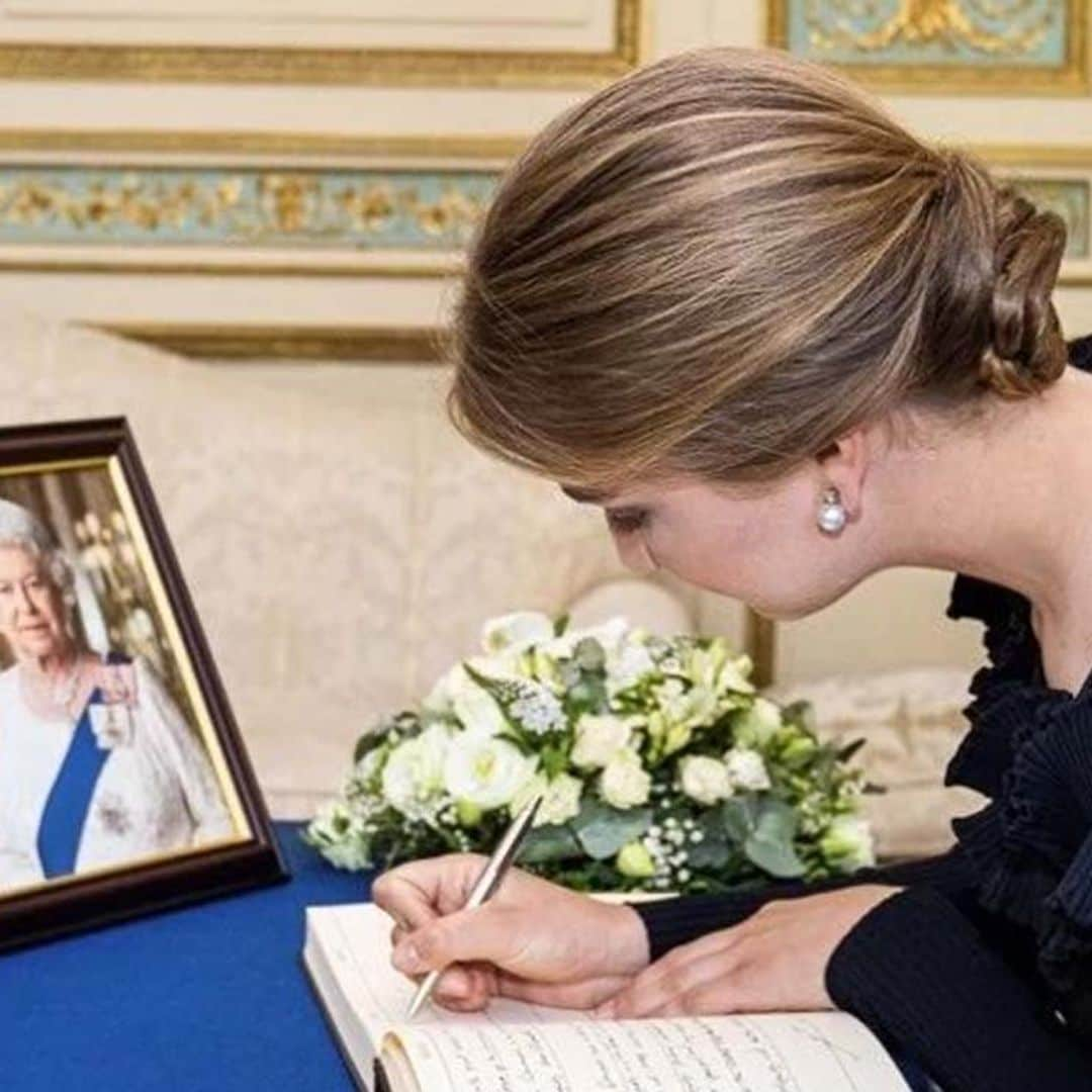 Elisabeth de Bélgica da un paso más como heredera firmando el libro de condolencias en honor a Isabel II