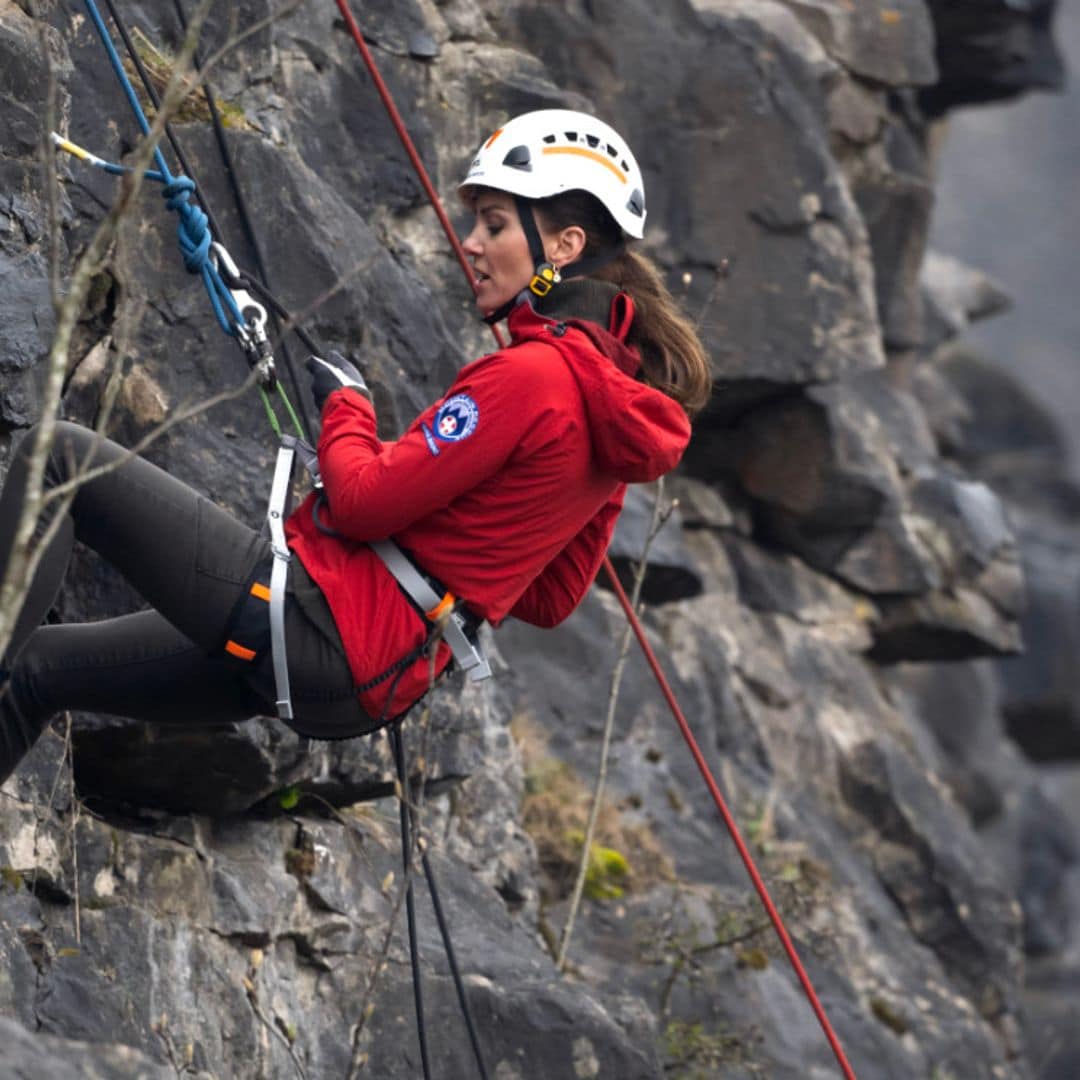 Los príncipes de Gales se convierten en rescatistas de montaña por unas horas ¡y se atreven con el rapel!